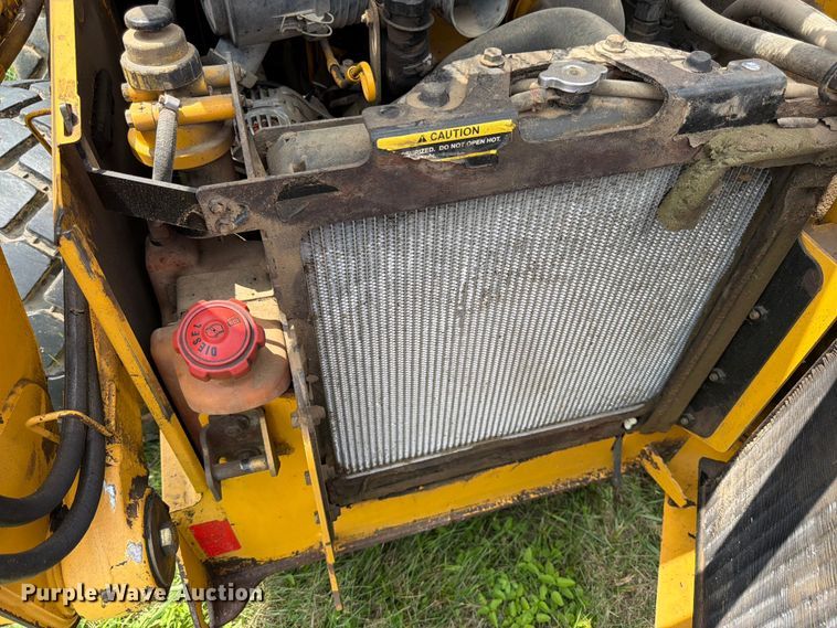 image for item FK3313 2005 John Deere 320 skid steer loader