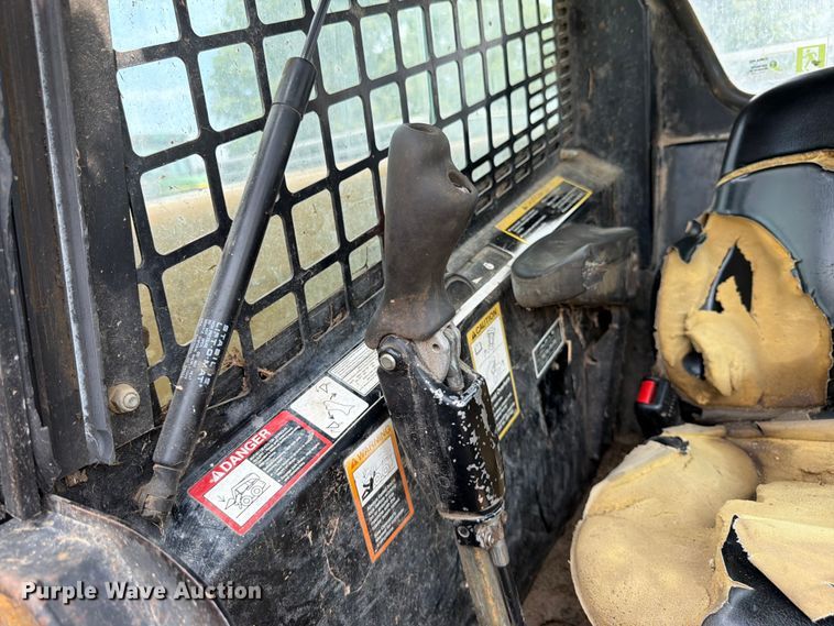 image for item FK3313 2005 John Deere 320 skid steer loader
