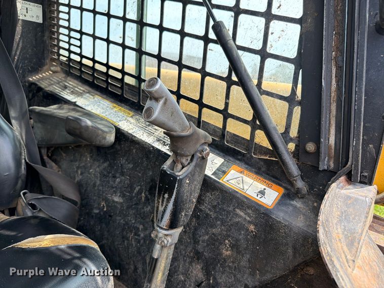 image for item FK3313 2005 John Deere 320 skid steer loader
