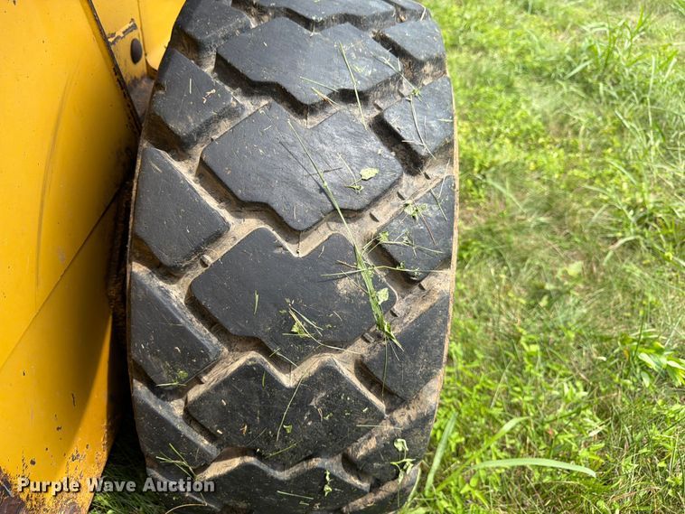 image for item FK3313 2005 John Deere 320 skid steer loader