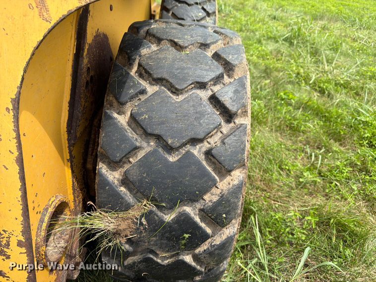 image for item FK3313 2005 John Deere 320 skid steer loader