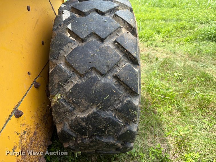 image for item FK3313 2005 John Deere 320 skid steer loader