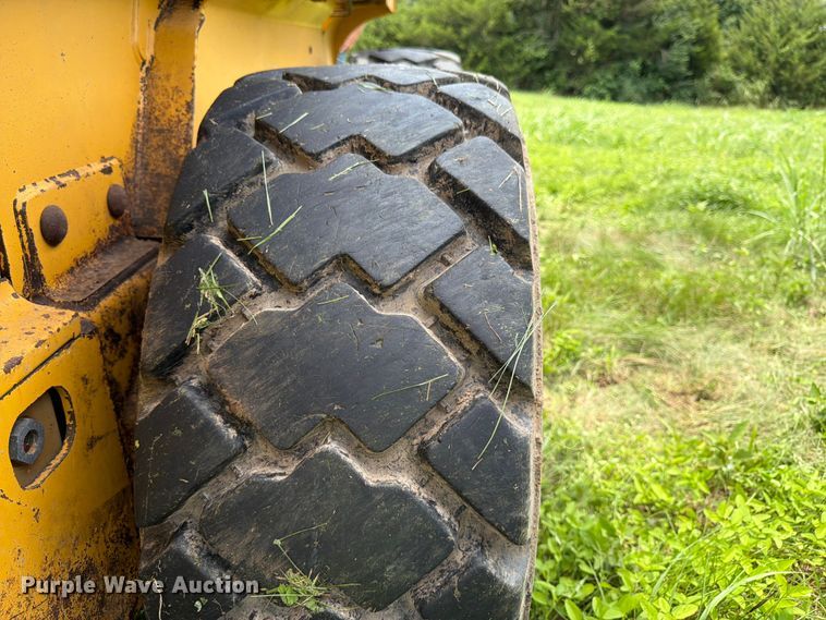 image for item FK3313 2005 John Deere 320 skid steer loader