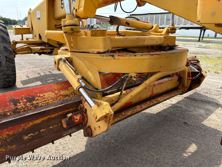 image for item FK3331 1983 John Deere 570A motor grader