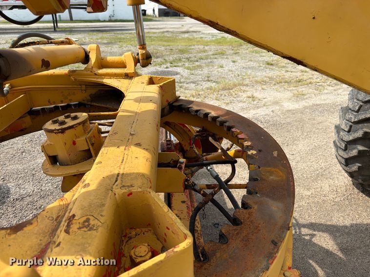image for item FK3331 1983 John Deere 570A motor grader