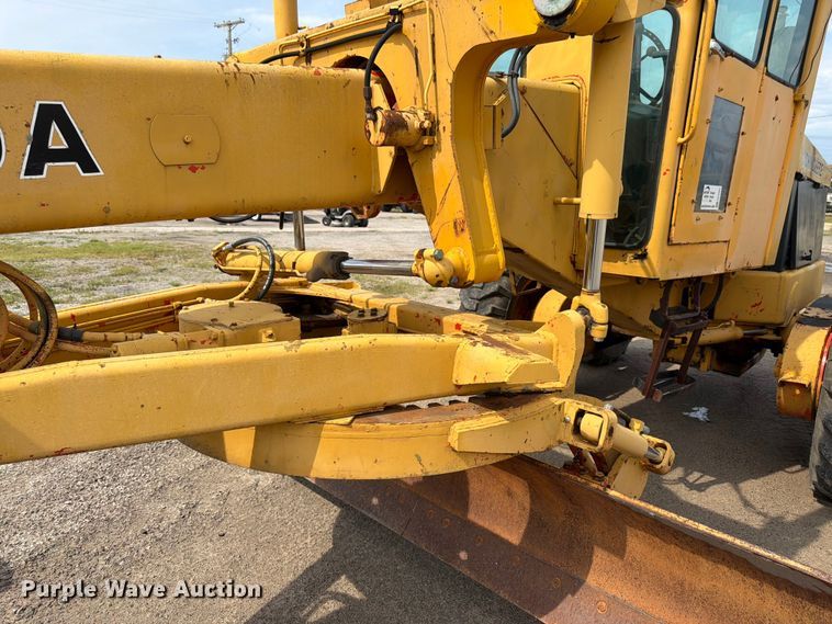image for item FK3331 1983 John Deere 570A motor grader
