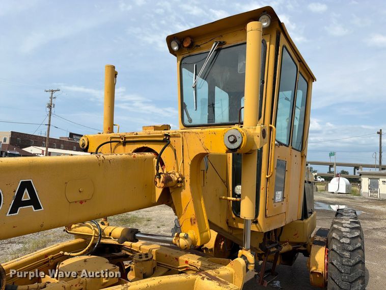 image for item FK3331 1983 John Deere 570A motor grader