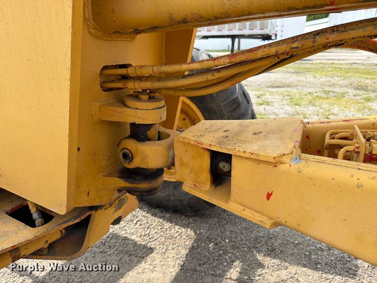 image for item FK3331 1983 John Deere 570A motor grader