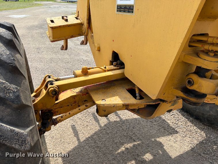 image for item FK3331 1983 John Deere 570A motor grader