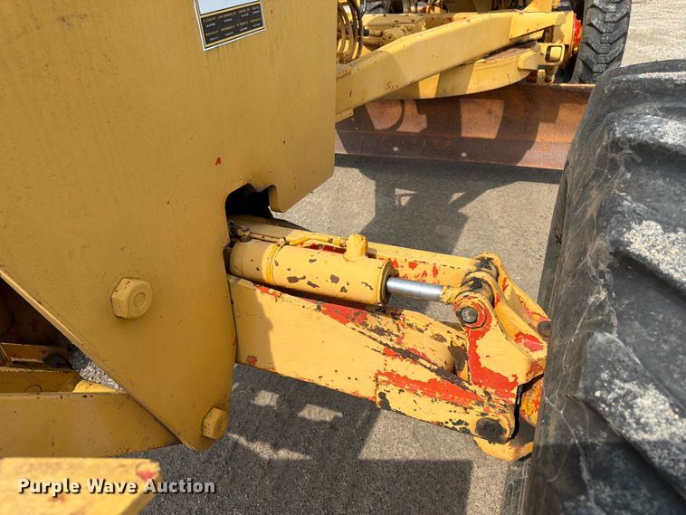 image for item FK3331 1983 John Deere 570A motor grader
