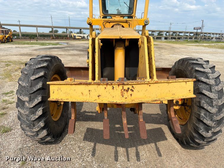 image for item FK3331 1983 John Deere 570A motor grader