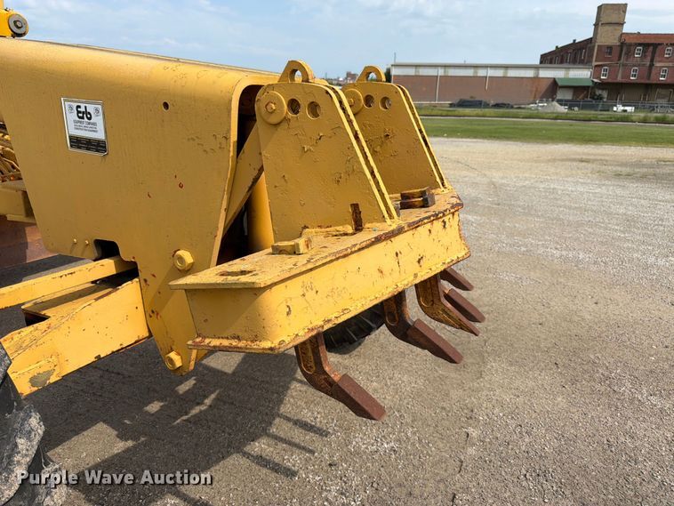 image for item FK3331 1983 John Deere 570A motor grader