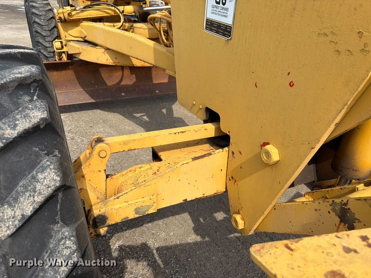 image for item FK3331 1983 John Deere 570A motor grader