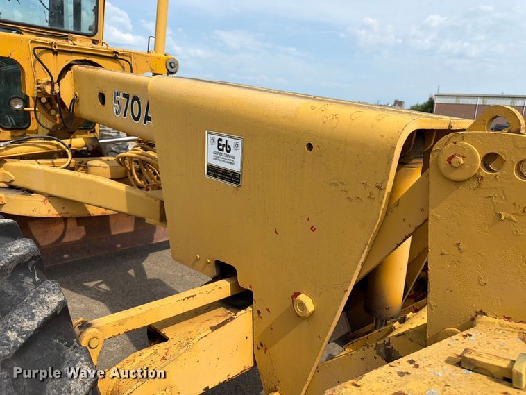 image for item FK3331 1983 John Deere 570A motor grader