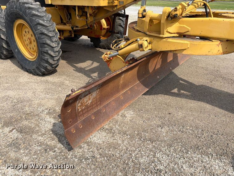 image for item FK3331 1983 John Deere 570A motor grader