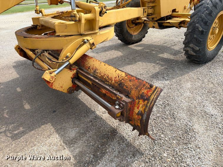image for item FK3331 1983 John Deere 570A motor grader