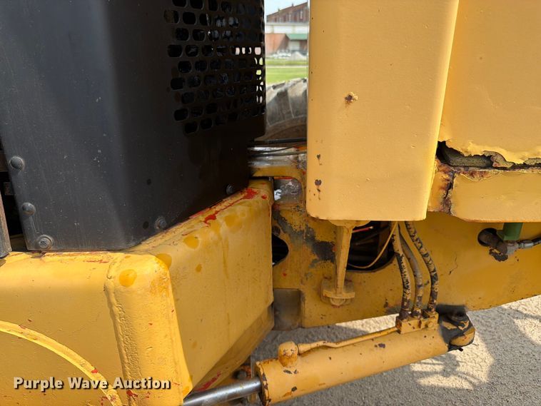 image for item FK3331 1983 John Deere 570A motor grader