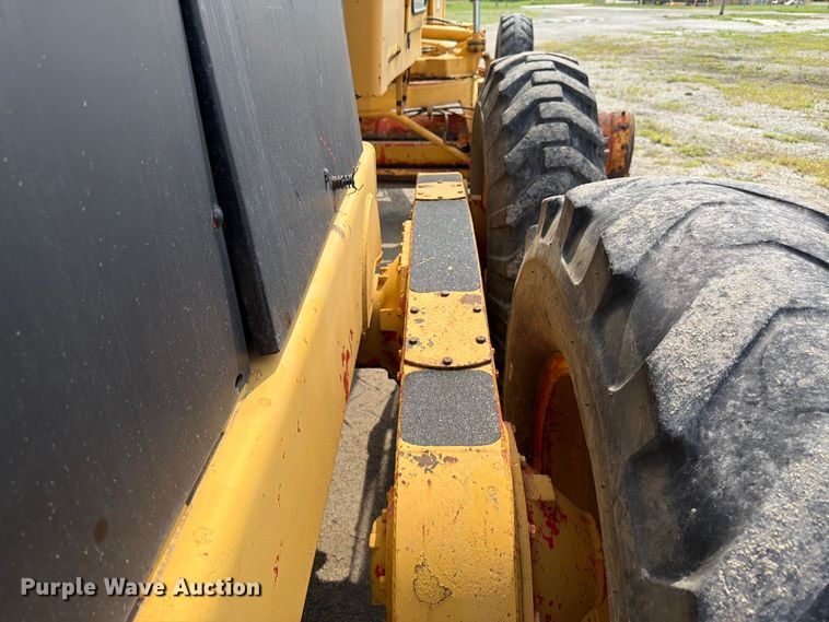 image for item FK3331 1983 John Deere 570A motor grader