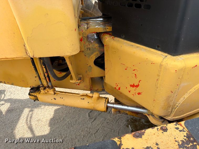 image for item FK3331 1983 John Deere 570A motor grader