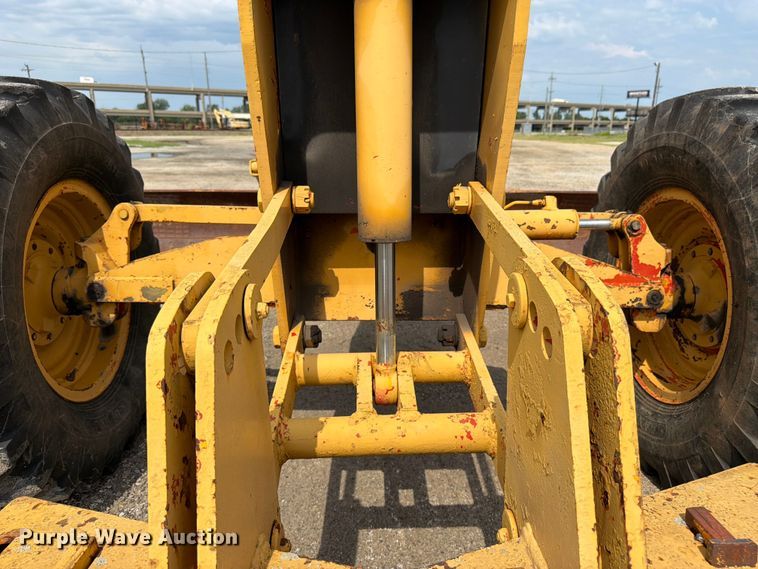image for item FK3331 1983 John Deere 570A motor grader