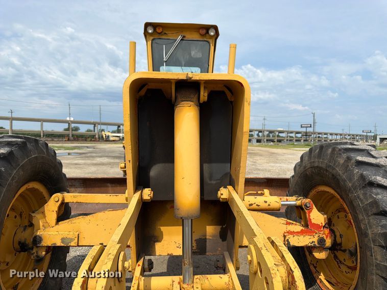 image for item FK3331 1983 John Deere 570A motor grader