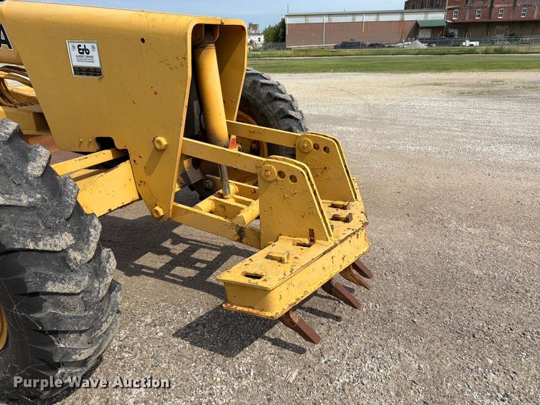 image for item FK3331 1983 John Deere 570A motor grader