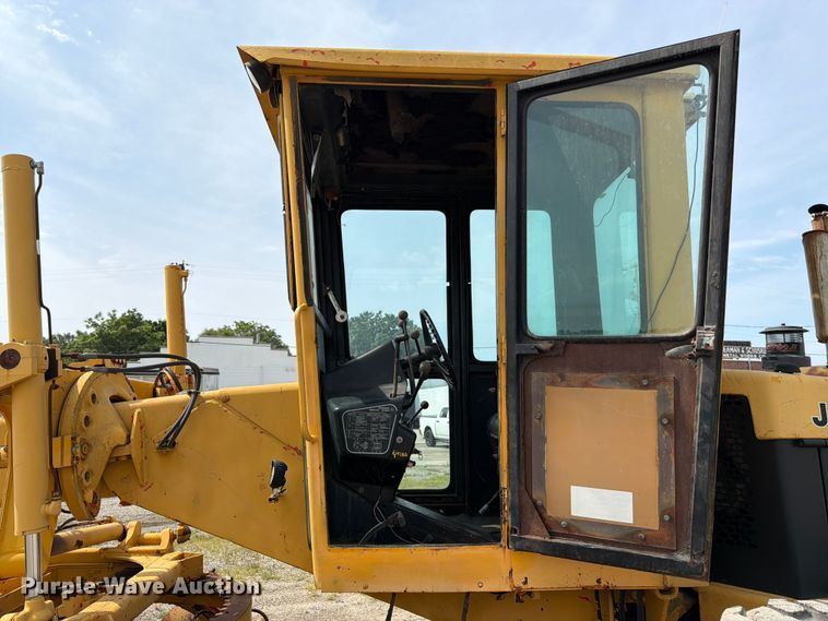 image for item FK3331 1983 John Deere 570A motor grader