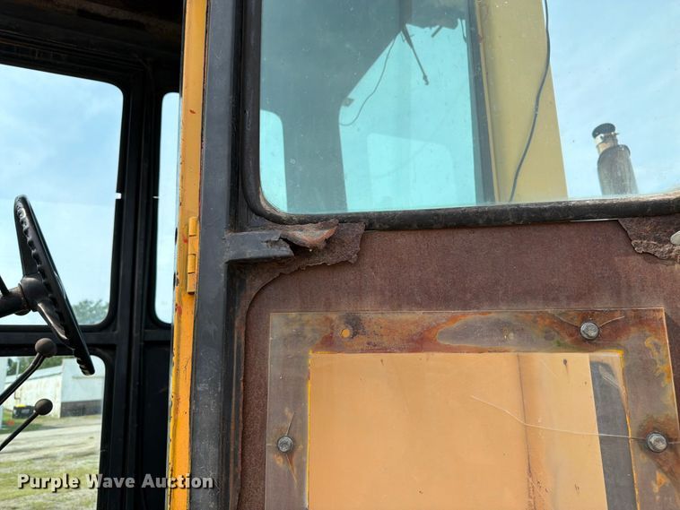 image for item FK3331 1983 John Deere 570A motor grader