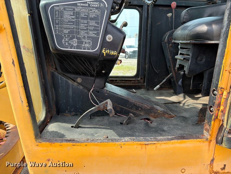 image for item FK3331 1983 John Deere 570A motor grader