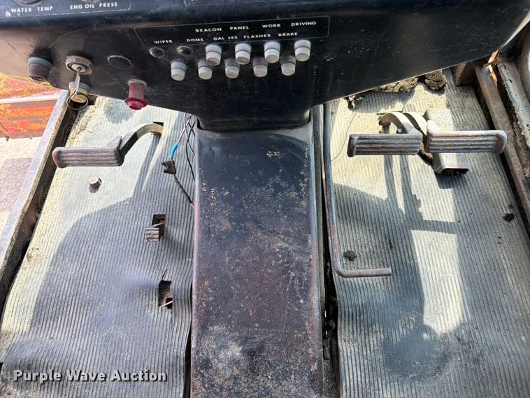 image for item FK3331 1983 John Deere 570A motor grader