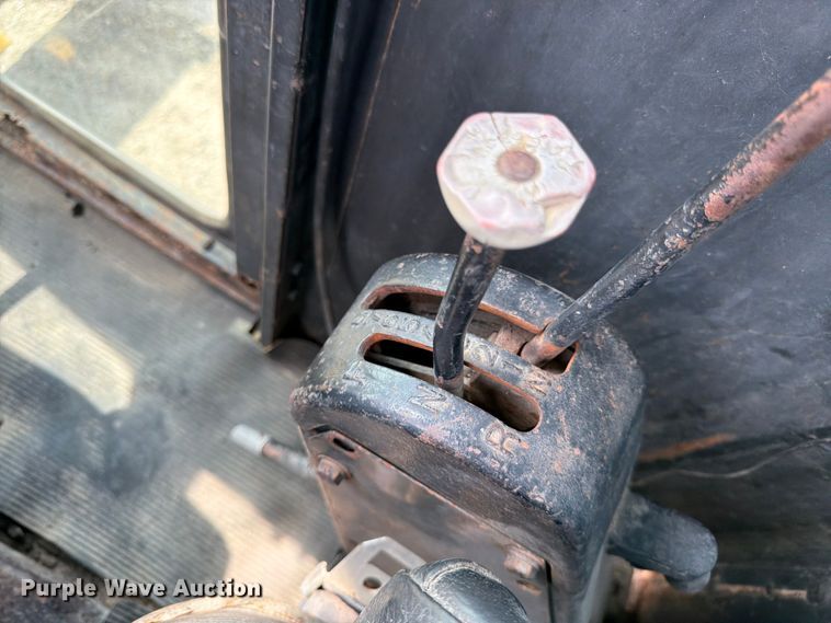 image for item FK3331 1983 John Deere 570A motor grader