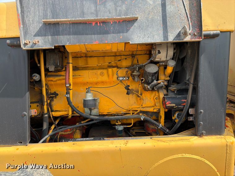 image for item FK3331 1983 John Deere 570A motor grader
