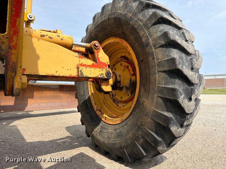 image for item FK3331 1983 John Deere 570A motor grader