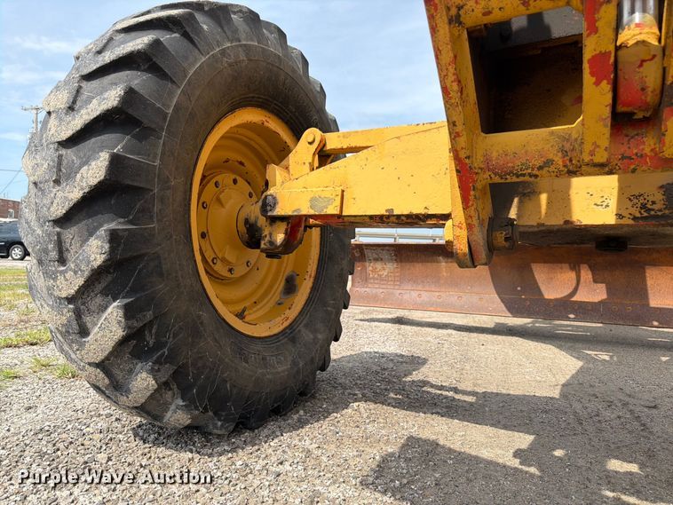image for item FK3331 1983 John Deere 570A motor grader