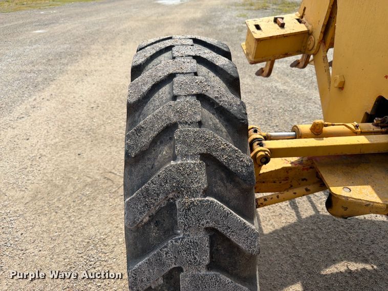 image for item FK3331 1983 John Deere 570A motor grader