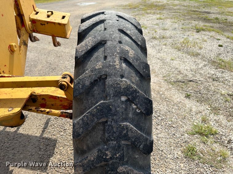image for item FK3331 1983 John Deere 570A motor grader