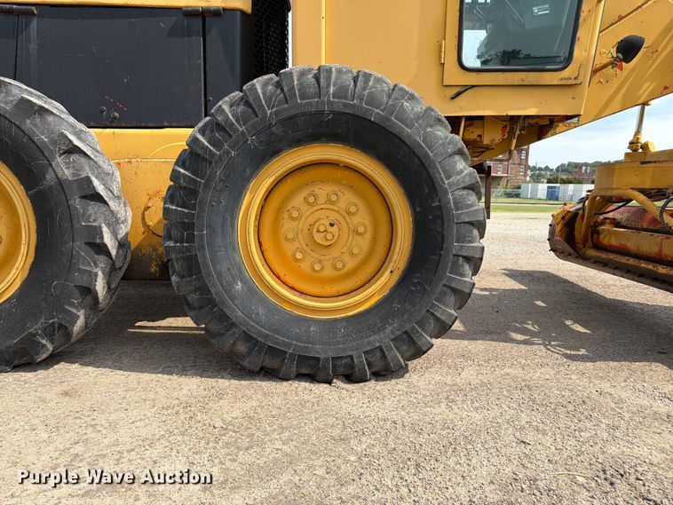image for item FK3331 1983 John Deere 570A motor grader