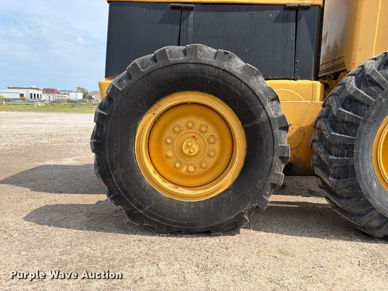 image for item FK3331 1983 John Deere 570A motor grader