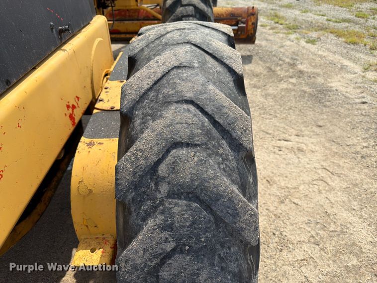 image for item FK3331 1983 John Deere 570A motor grader