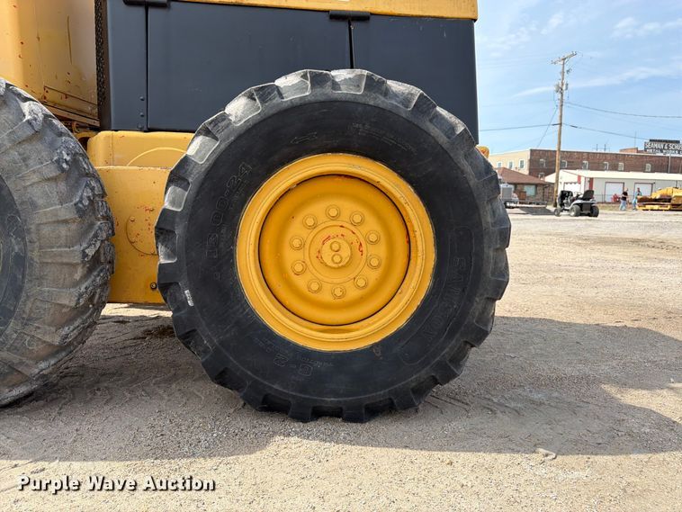 image for item FK3331 1983 John Deere 570A motor grader