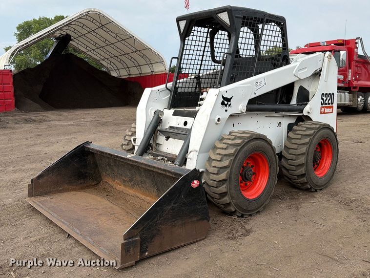 2005 Bobcat S220 skid steer loader