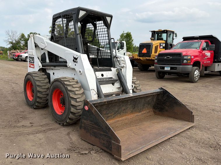 image for item FK3575 2005 Bobcat S220 skid steer loader