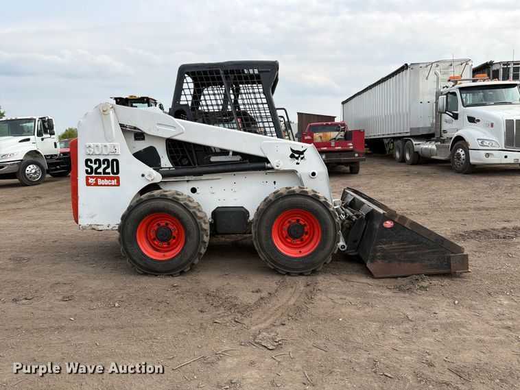 image for item FK3575 2005 Bobcat S220 skid steer loader