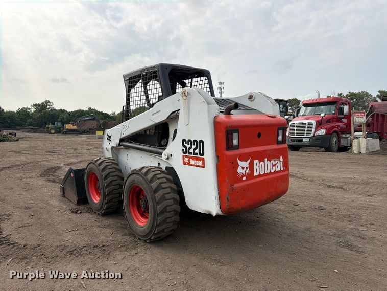 image for item FK3575 2005 Bobcat S220 skid steer loader
