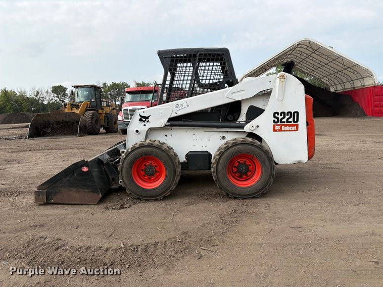 image for item FK3575 2005 Bobcat S220 skid steer loader
