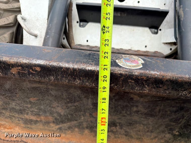 image for item FK3575 2005 Bobcat S220 skid steer loader