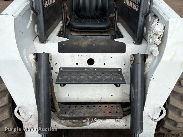 image for item FK3575 2005 Bobcat S220 skid steer loader