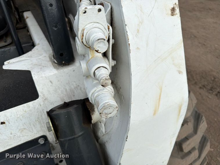 image for item FK3575 2005 Bobcat S220 skid steer loader