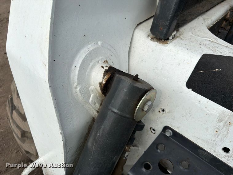 image for item FK3575 2005 Bobcat S220 skid steer loader