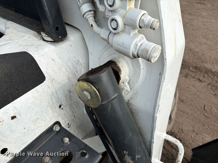 image for item FK3575 2005 Bobcat S220 skid steer loader